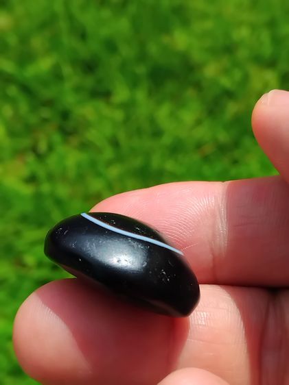 หินดวงตาสวรรค์ ทรงกลมแปดเลี่ยม พื้นสีดำ ตรงกลางมีเส้นวงกลมสีขาว เจาะรู ขัดมัน สีงดงามมากเม็ดนี้ โทนเข้มๆ ขนาดเส้นผ่าศูนย์กลาง 2.5 ซม. ขนาดพอ รูปที่ 4