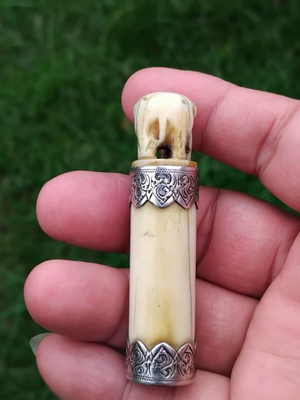 เครื่องราง ช้างแกะ จารมือ เลี่ยมจับขอบแบบโบราณ ขนาดประมาณ 1.5 คูณ 6.5 ซม ผิวสีน้ำผึ้ง ฉ่ำ มัน แห้งเหี่ยว กลม ตัน อ้วนใหญ่ มีน้ำหนักมาก เก่า รูปที่ 3