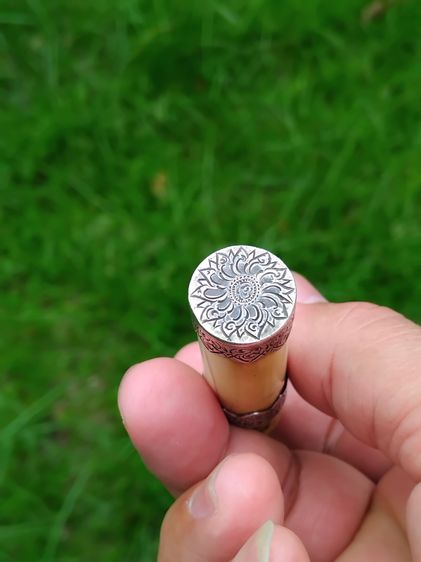 เครื่องราง ช้างแกะ จารมือ เลี่ยมจับขอบแบบโบราณ ขนาดประมาณ 1.5 คูณ 6.5 ซม ผิวสีน้ำผึ้ง ฉ่ำ มัน แห้งเหี่ยว กลม ตัน อ้วนใหญ่ มีน้ำหนักมาก เก่า รูปที่ 5