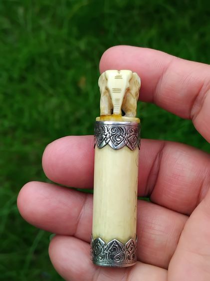 เครื่องราง ช้างแกะ จารมือ เลี่ยมจับขอบแบบโบราณ ขนาดประมาณ 1.5 คูณ 6.5 ซม ผิวสีน้ำผึ้ง ฉ่ำ มัน แห้งเหี่ยว กลม ตัน อ้วนใหญ่ มีน้ำหนักมาก เก่า รูปที่ 4