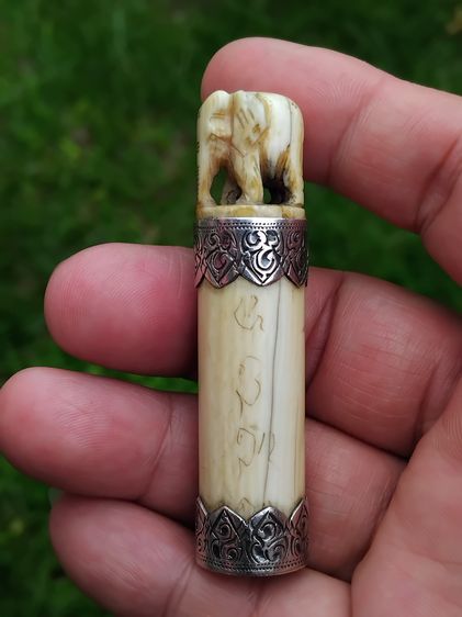 เครื่องราง ช้างแกะ จารมือ เลี่ยมจับขอบแบบโบราณ ขนาดประมาณ 1.5 คูณ 6.5 ซม ผิวสีน้ำผึ้ง ฉ่ำ มัน แห้งเหี่ยว กลม ตัน อ้วนใหญ่ มีน้ำหนักมาก เก่า รูปที่ 8