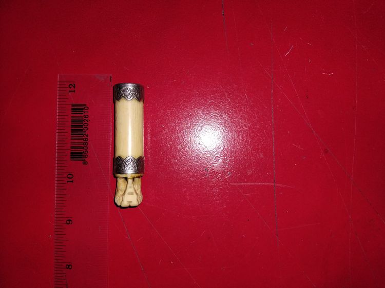 เครื่องราง ช้างแกะ จารมือ เลี่ยมจับขอบแบบโบราณ ขนาดประมาณ 1.5 คูณ 6.5 ซม ผิวสีน้ำผึ้ง ฉ่ำ มัน แห้งเหี่ยว กลม ตัน อ้วนใหญ่ มีน้ำหนักมาก เก่า รูปที่ 9