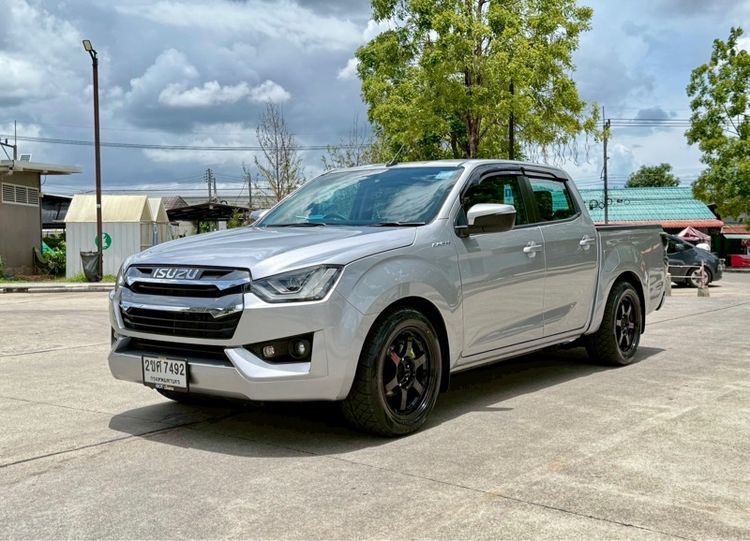 รถ Isuzu D-MAX 1.9 L สี บรอนซ์เงิน