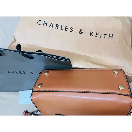 CHARLES KEITH กระเป๋าสะพายทรงหมอนสีน้ำตาล Bags. Brown mid-sized top handle bag รูปที่ 6