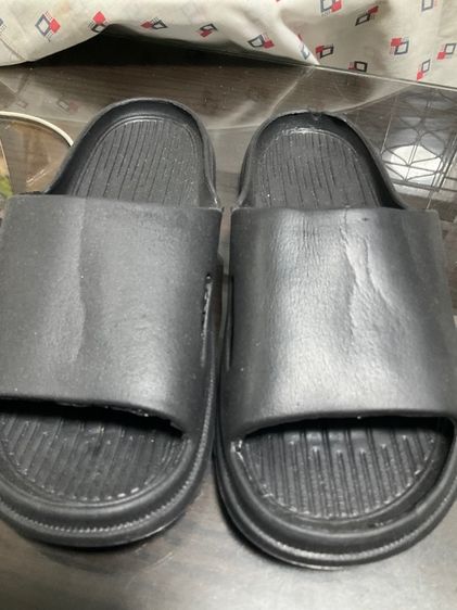 รองเท้าแตะ พื้นนิ่ม สีดำ เบอร์ 42-43 มือหนึ่ง 30 บาท