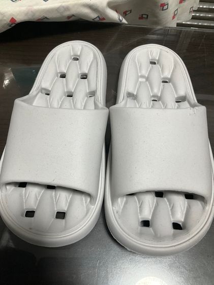 รองเท้าแตะ พื้นนิ่ม สีเทา เบอร์ 42-43 มือหนึ่ง 30 บาท