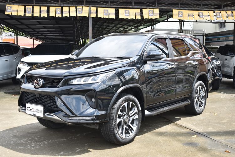 รถ Toyota Fortuner 2.4 LEGENDER 2WD AT สี ดำ