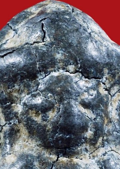 พระร่วงทรงเกราะ พิมพ์ใหญ่ หลังเรียบ กรุวัดพระปรางค์ ศรีสัชนาลัย สุโขทัย เนื้อชินเขียว เก่ามาก