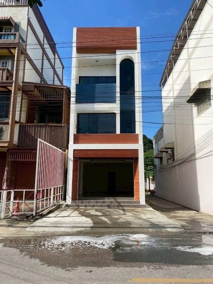 ทาวน์โฮม 3ชั้น สร้างใหม่ ใจกลางเมืองเชียงใหม่ บนทำเลทอง ติดถนนวิชยานนท์(เส้นแจ่งศรีภูมิ-ตลาดเมืองใหม่) 4นอน 3น้ำ 1โถงใหญ่ 1ครัว 34ตรว.