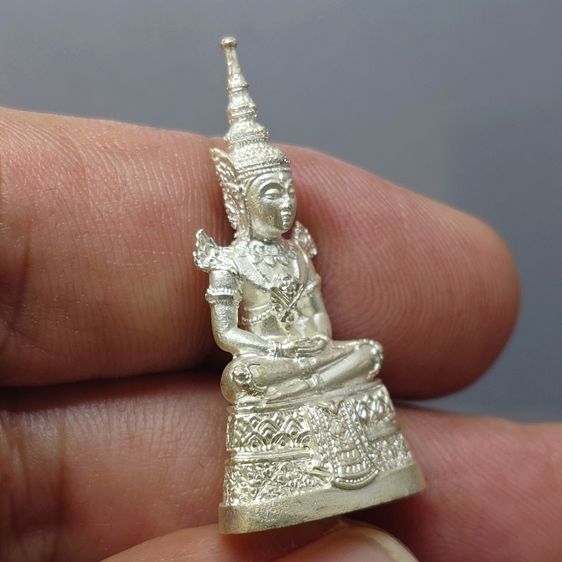 พระพุทธมหามณีรัตนปฏิมากร (พระแก้วมรกต) เนื้อเงินพ่นทราย กรมสรรพสามิต ครบรอบ 64 ปี พ.ศ.2539 พร้อมกล่องเดิม รูปที่ 5