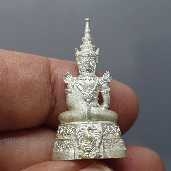 พระพุทธมหามณีรัตนปฏิมากร (พระแก้วมรกต) เนื้อเงินพ่นทราย กรมสรรพสามิต ครบรอบ 64 ปี พ.ศ.2539 พร้อมกล่องเดิม รูปที่ 4