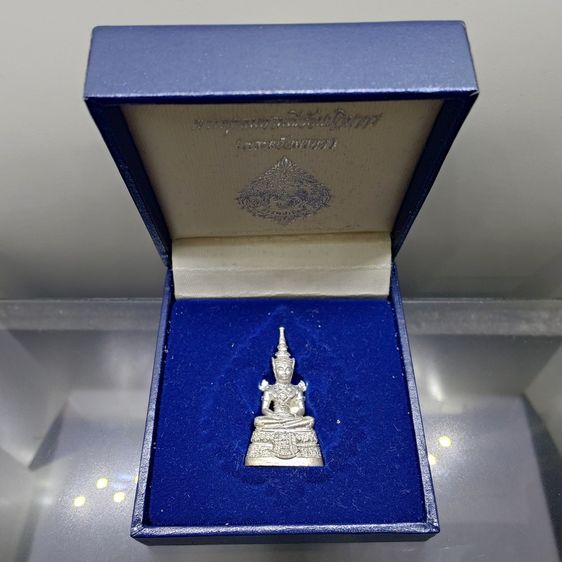 พระพุทธมหามณีรัตนปฏิมากร (พระแก้วมรกต) เนื้อเงินพ่นทราย กรมสรรพสามิต ครบรอบ 64 ปี พ.ศ.2539 พร้อมกล่องเดิม