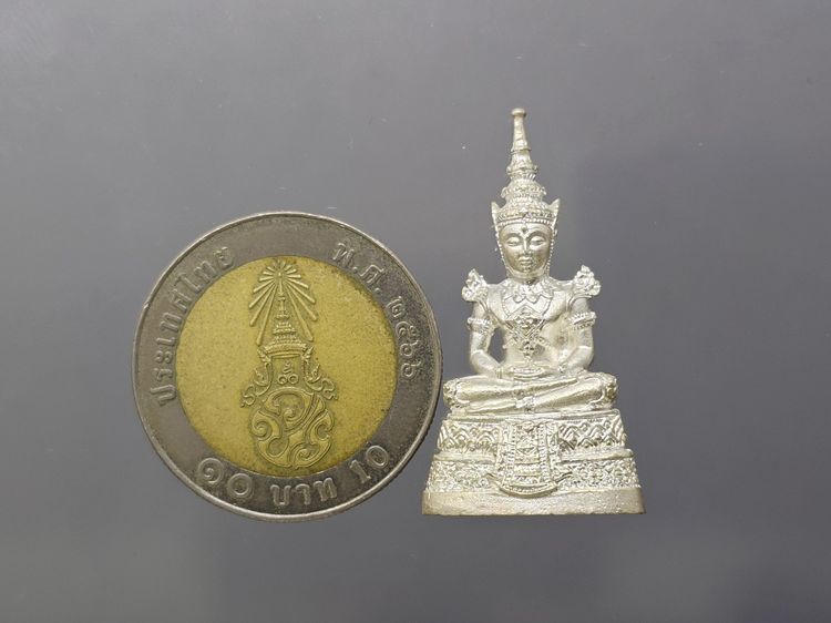 พระพุทธมหามณีรัตนปฏิมากร (พระแก้วมรกต) เนื้อเงินพ่นทราย กรมสรรพสามิต ครบรอบ 64 ปี พ.ศ.2539 พร้อมกล่องเดิม รูปที่ 8