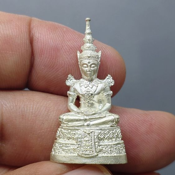 พระพุทธมหามณีรัตนปฏิมากร (พระแก้วมรกต) เนื้อเงินพ่นทราย กรมสรรพสามิต ครบรอบ 64 ปี พ.ศ.2539 พร้อมกล่องเดิม รูปที่ 3
