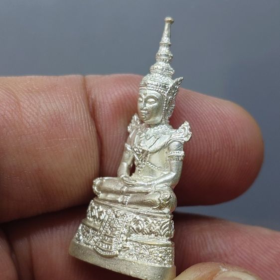 พระพุทธมหามณีรัตนปฏิมากร (พระแก้วมรกต) เนื้อเงินพ่นทราย กรมสรรพสามิต ครบรอบ 64 ปี พ.ศ.2539 พร้อมกล่องเดิม รูปที่ 6