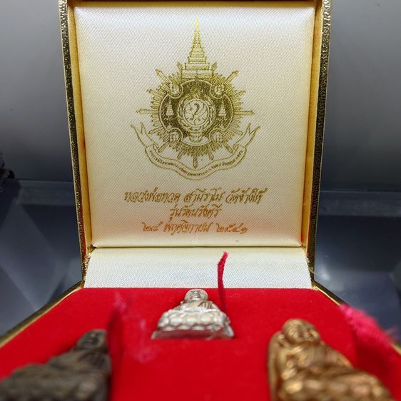 หลวงพ่อทวด สามีราโม รุ่นรัตนรังศรี (ชุดเนื้อเงิน นวะ ทองแดง) วัดช้างให้ พ.ศ.2541 พร้อมกล่องเดิม รูปที่ 2