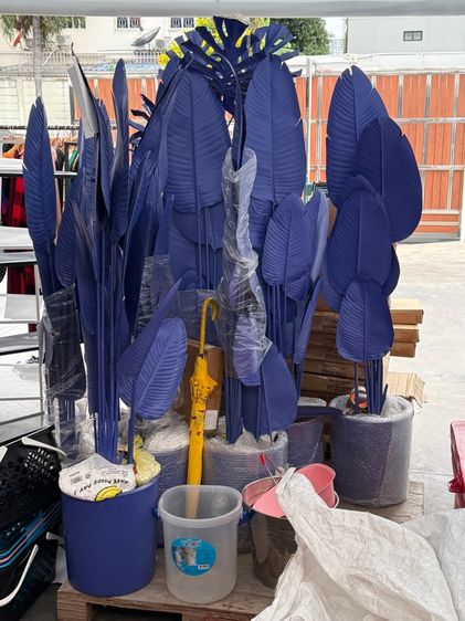 ต้นไม้ปลอมทำสีสดใสพร้อมกระถาง