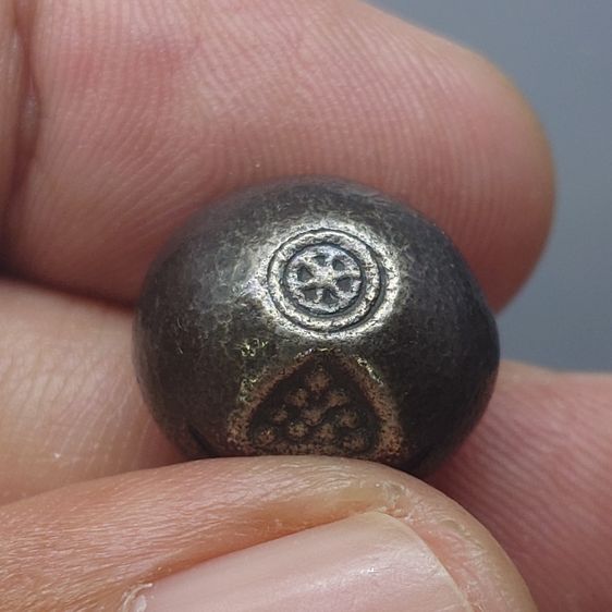 พดด้วง ขนาด 1 บาท ตราพระซ่อมดอกไม้-จักร สมัยอยุธยา พุทธศตวรรษที่ 19 - 24 ตรานิยม หายาก สภาพสวย รูปที่ 3