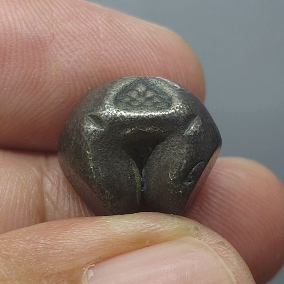 พดด้วง ขนาด 1 บาท ตราพระซ่อมดอกไม้-จักร สมัยอยุธยา พุทธศตวรรษที่ 19 - 24 ตรานิยม หายาก สภาพสวย รูปที่ 4