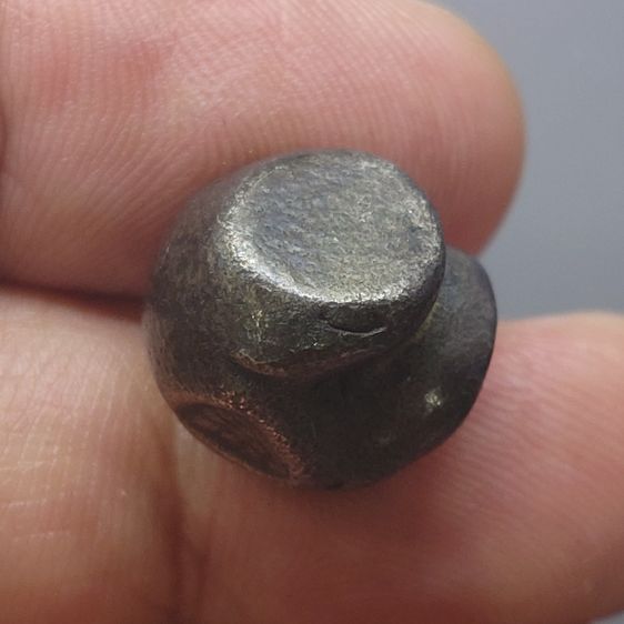 พดด้วง ขนาด 1 บาท ตราพระซ่อมดอกไม้-จักร สมัยอยุธยา พุทธศตวรรษที่ 19 - 24 ตรานิยม หายาก สภาพสวย รูปที่ 7