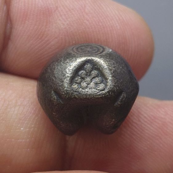 พดด้วง ขนาด 1 บาท ตราพระซ่อมดอกไม้-จักร สมัยอยุธยา พุทธศตวรรษที่ 19 - 24 ตรานิยม หายาก สภาพสวย รูปที่ 2