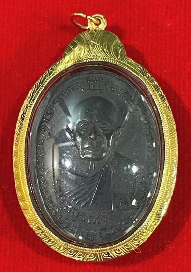 เหรียญรูปไข่ 2 หน้า หลวงพ่อแดง-หลวงพ่อเจริญ วัดพลับพลาชัย อ เมืองเพชรบุรี ปี 2514 เนื้อทองแดงลงดำ พร้อมกรอบทองคำมือ 1