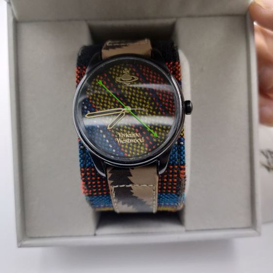 นาฬิกา Vivienne Westwood African cuff สายหนัง รุ่นนี้หายากมือสอง สภาพ85  รูปที่ 4
