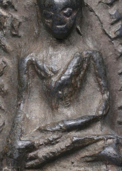 ♦♦♦ เนื้อดำ หายาก พระรอด วัดมหาวัน จ.ลำพูน  พิมพ์คมชัด สวยสมบูรณ์ รูปที่ 8