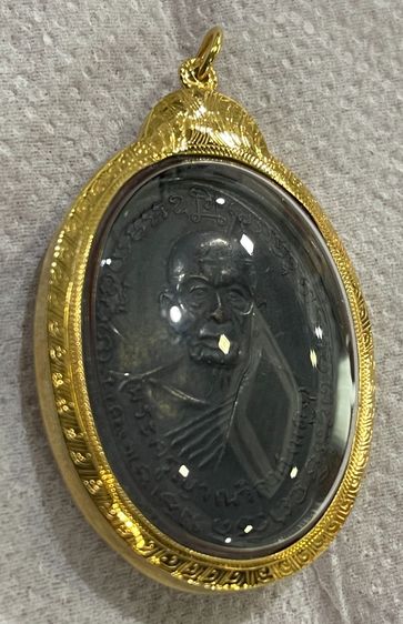 เหรียญรูปไข่ 2 หน้า หลวงพ่อแดง-หลวงพ่อเจริญ วัดพลับพลาชัย อ เมืองเพชรบุรี ปี 2514 เนื้อทองแดงลงดำ พร้อมกรอบทองคำมือ 1 รูปที่ 4