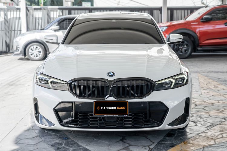 BMW Series 3 2023 330e Sedan ปลั๊กอินไฮบริด (PHEV) เกียร์อัตโนมัติ ขาว รูปที่ 3
