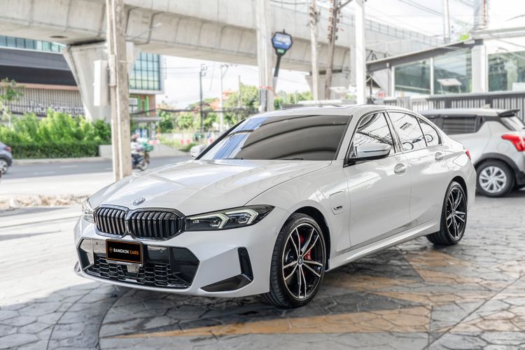 BMW Series 3 2023 330e Sedan ปลั๊กอินไฮบริด (PHEV) เกียร์อัตโนมัติ ขาว รูปที่ 4