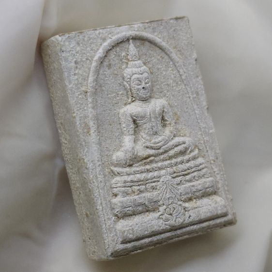 พระพุทธชินสีห์ ภปร ทันโตเสฏโฐ เนื้อผง พิมพ์เล็ก มวลสารผสมผงพระทนต์ในหลวง(ฟัน)และผงจิตรลดา พ.ศ.2533 พร้อมกล่องเดิม รูปที่ 4