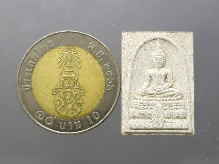 พระพุทธชินสีห์ ภปร ทันโตเสฏโฐ เนื้อผง พิมพ์เล็ก มวลสารผสมผงพระทนต์ในหลวง(ฟัน)และผงจิตรลดา พ.ศ.2533 พร้อมกล่องเดิม รูปที่ 7