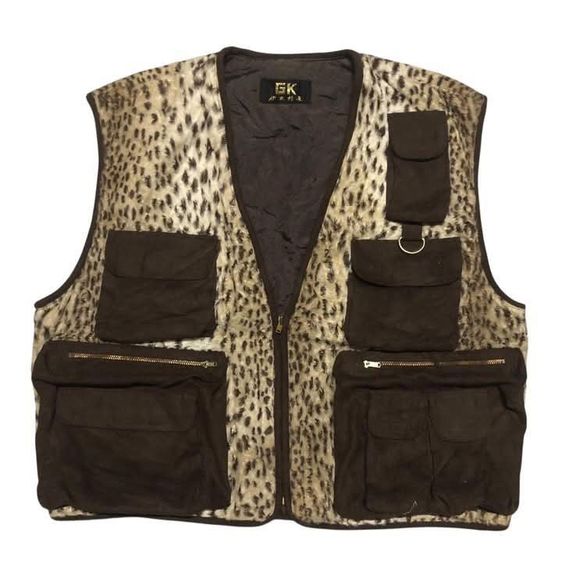 เสื้อกั๊กลายเสือ งาน JAPAN 🇯🇵 แท้ 💯 size ขนาดวัดจริง อก 20 ยาว 24 นิ้ว สภาพใหม่มาก  ซิป YKK ทองเหลืองดีเทลสวย ตัดเย็บดีมาก