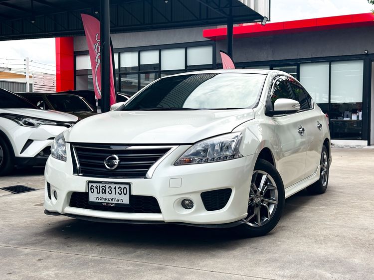 รถ Nissan Sylphy 1.6 SV สี ขาว