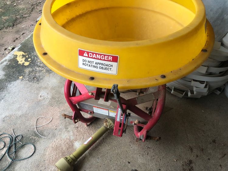 เครื่องหว่านปุ๋ย