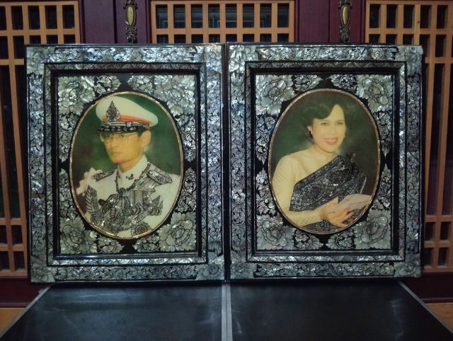 พระบรมฉายาลักษณ์ในหลวงพระราชินีประดับมุกแท้ฝีมือชั้นเอกจากศูนย์ศิลปาชีพบางไทร รูปที่ 2