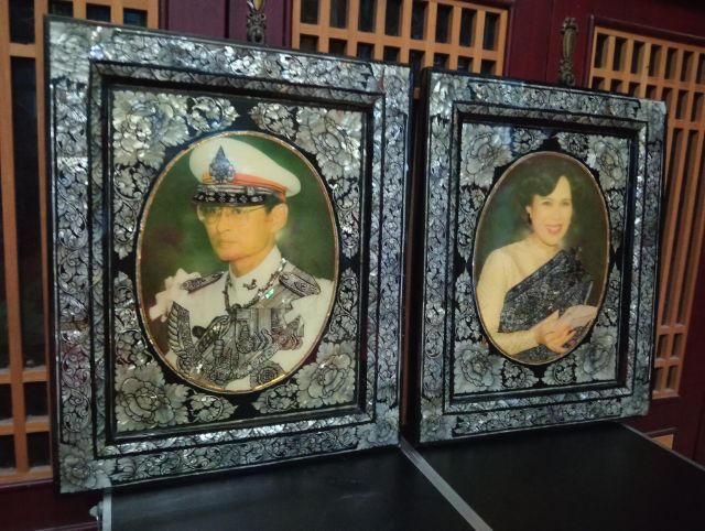 พระบรมฉายาลักษณ์ในหลวงพระราชินีประดับมุกแท้ฝีมือชั้นเอกจากศูนย์ศิลปาชีพบางไทร รูปที่ 16