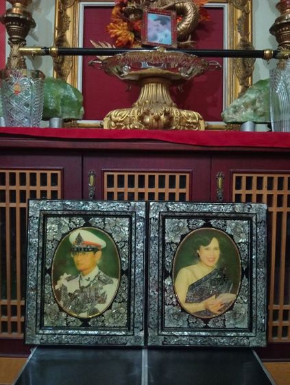 พระบรมฉายาลักษณ์ในหลวงพระราชินีประดับมุกแท้ฝีมือชั้นเอกจากศูนย์ศิลปาชีพบางไทร