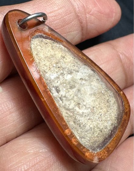 พระผงมีคราบกรุ เลี่ยมโบราณ รูปที่ 4