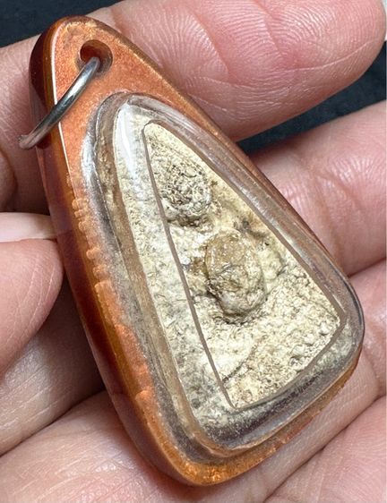 พระผงมีคราบกรุ เลี่ยมโบราณ รูปที่ 3