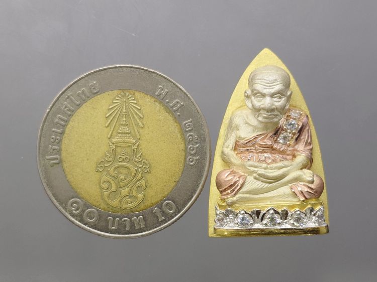 หลวงปู่ทวด รุ่นมหาสิทธิโชค เนื้อเงินสามกษัตริย์ ฝังเพชร วัดประสาทบุญญาวาส ปี2542 พร้อมกล่องเดิม มวลสารดี พิธีเข้มขลัง รูปที่ 8