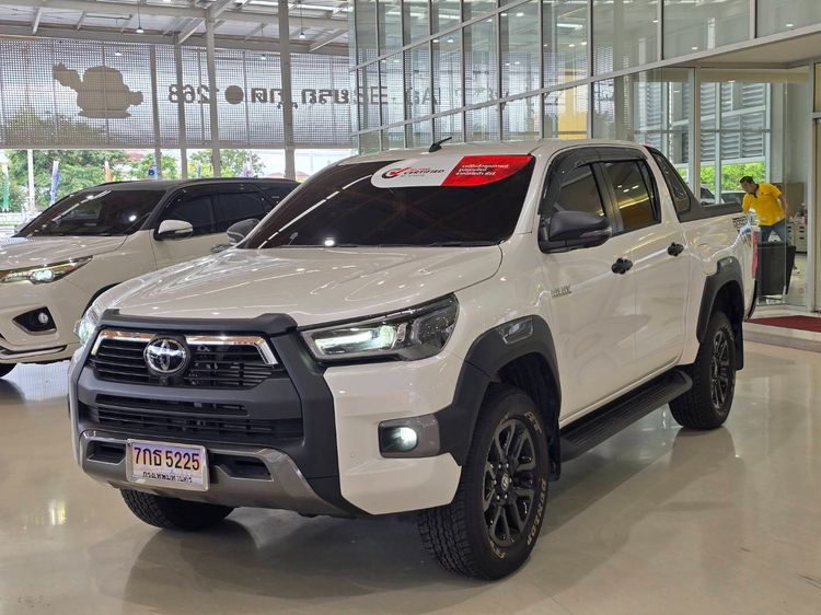 รถ Toyota Hilux Revo Double Cab Prerunner 2x4 2.4 Rocco สี ขาว