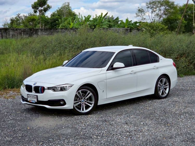 รถ BMW Series 3 330e สี ขาว