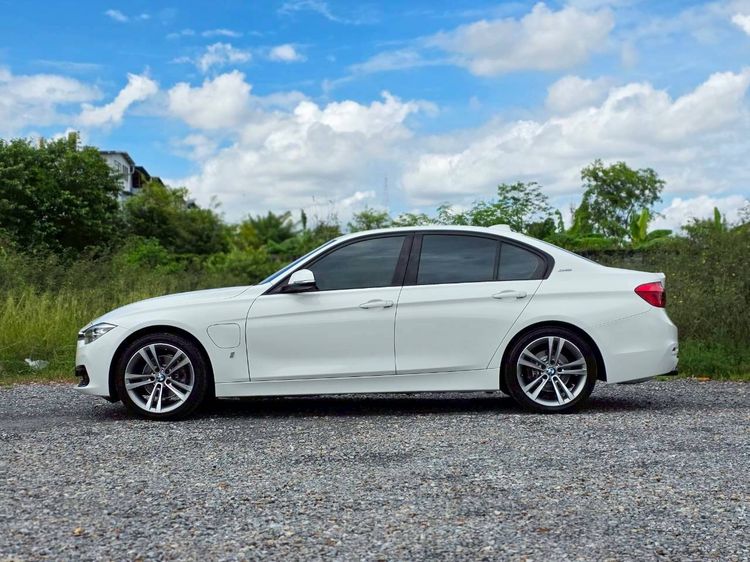 BMW Series 3 2019 330e Sedan ปลั๊กอินไฮบริด (PHEV) ไม่ติดแก๊ส เกียร์อัตโนมัติ ขาว รูปที่ 3
