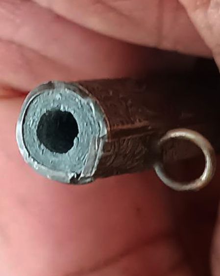 ตะกรุดเนื้อตะกั่วยาว 2.75 นิ้ว อยู่ในเลี่ยมปลอกหลวงพ่อเดิม วัดหนองโพธิ์ จ.นครสวรรค์ พระบ้านเก่าเก็บหลายสิบปี ไม่ทราบที่ รูปที่ 3