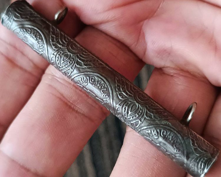 ตะกรุดเนื้อตะกั่วยาว 2.75 นิ้ว อยู่ในเลี่ยมปลอกหลวงพ่อเดิม วัดหนองโพธิ์ จ.นครสวรรค์ พระบ้านเก่าเก็บหลายสิบปี ไม่ทราบที่ รูปที่ 5