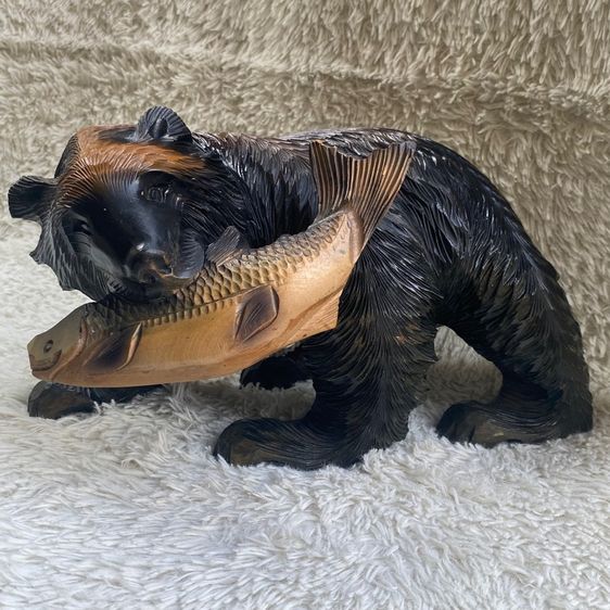 ไม้แกะหมีคาบปลาแซลม่อน