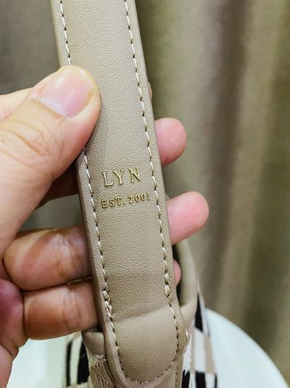 กระเป๋าLYN Bucket Bag  งานเทียบ สีลายน้ำตาล ขาว ของใหม่ รูปที่ 6