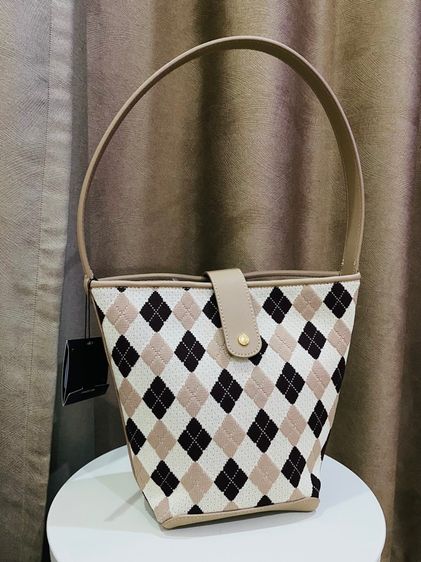 กระเป๋าLYN Bucket Bag  งานเทียบ สีลายน้ำตาล ขาว ของใหม่ รูปที่ 3